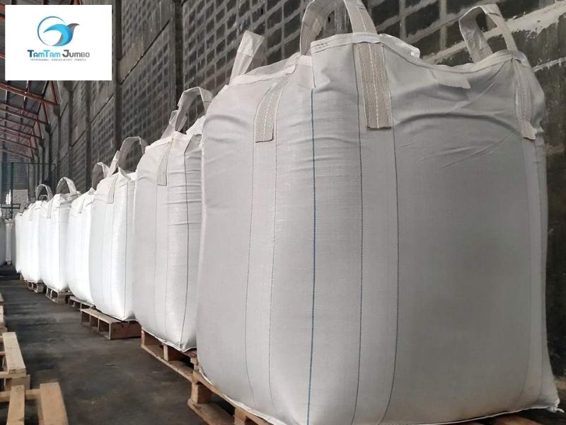 FIBC bag outdoor storage with tarp cover and pallets