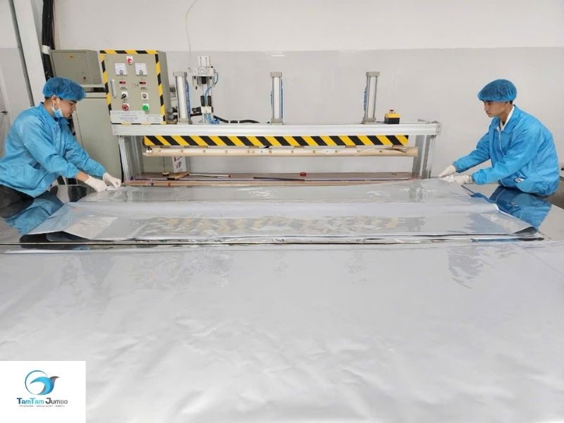Continuous liner system concept for pharmaceutical powder transfer